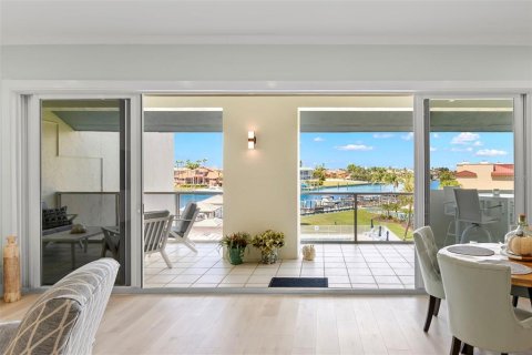 Condo in Tierra Verde, Florida, 3 bedrooms  № 2381322 - photo 11