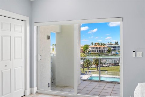 Condo in Tierra Verde, Florida, 3 bedrooms  № 2381322 - photo 19