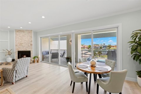 Condo in Tierra Verde, Florida, 3 bedrooms  № 2381322 - photo 13