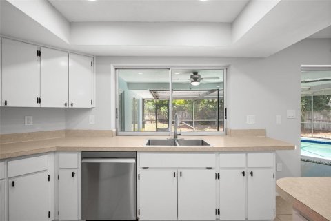 House in Tarpon Springs, Florida 4 bedrooms, 202.62 sq.m. № 2238450 - photo 9