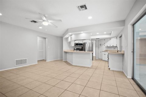 House in Tarpon Springs, Florida 4 bedrooms, 202.62 sq.m. № 2238450 - photo 11