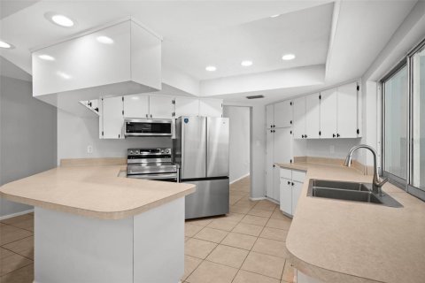 House in Tarpon Springs, Florida 4 bedrooms, 202.62 sq.m. № 2238450 - photo 7