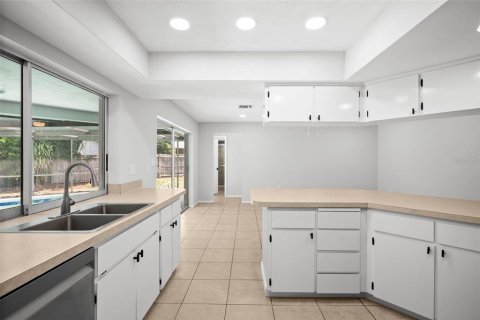 House in Tarpon Springs, Florida 4 bedrooms, 202.62 sq.m. № 2238450 - photo 8