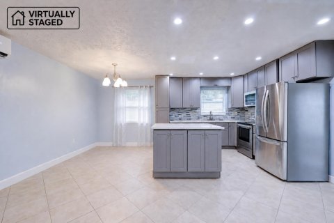House in Stuart, Florida 3 bedrooms, 132.48 sq.m. № 2191209 - photo 7
