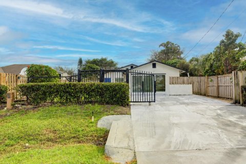 House in Stuart, Florida 3 bedrooms, 132.48 sq.m. № 2191209