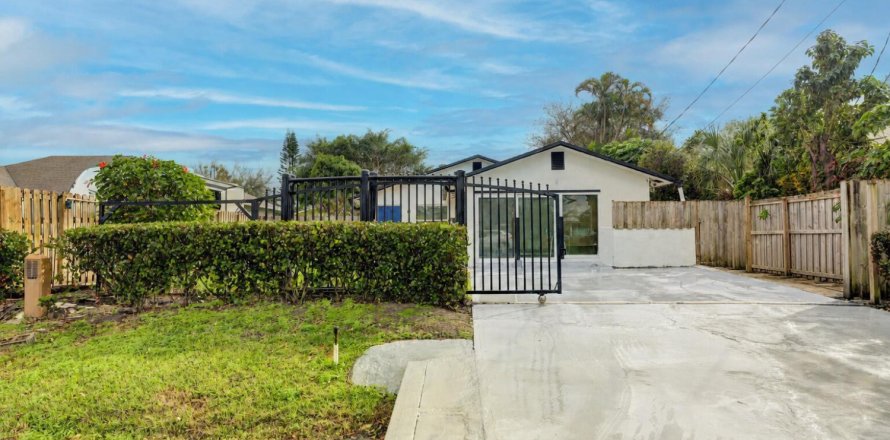 House in Stuart, Florida 3 bedrooms, 132.48 sq.m. № 2191209