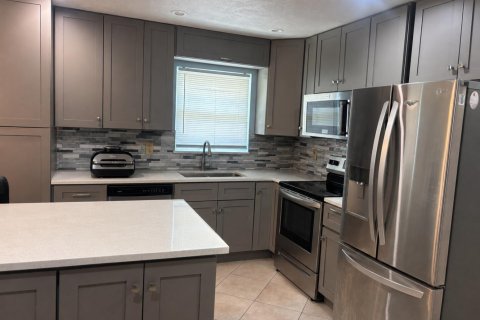 House in Stuart, Florida 3 bedrooms, 132.48 sq.m. № 2191209 - photo 6