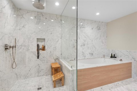 Condo in Bay Harbor Islands, Florida, 3 bedrooms № 2255681 - photo 21
