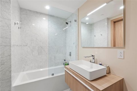 Condo in Bay Harbor Islands, Florida, 3 bedrooms № 2255681 - photo 27