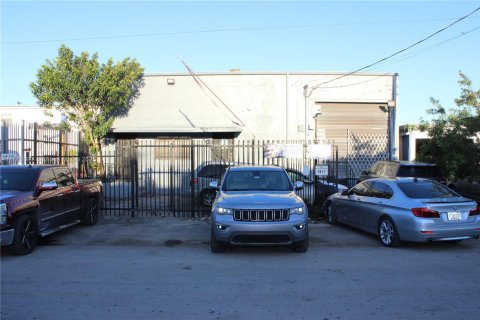 Commercial property in Hialeah, Florida № 1862232 - photo 1