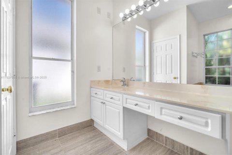 House in Lake Worth, Florida 5 bedrooms, 260.96 sq.m. № 1934526 - photo 23