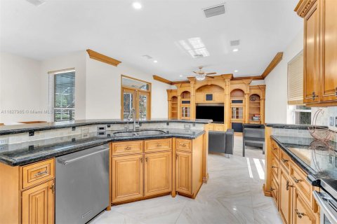 House in Lake Worth, Florida 5 bedrooms, 260.96 sq.m. № 1934526 - photo 12