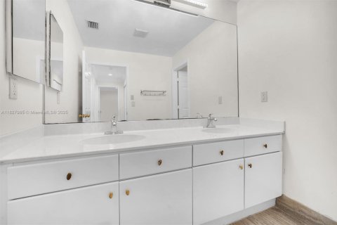 House in Lake Worth, Florida 5 bedrooms, 260.96 sq.m. № 1934526 - photo 25