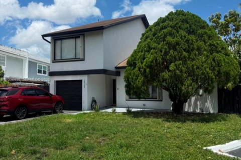 House in Miami, Florida 4 bedrooms, 142.88 sq.m. № 2154291