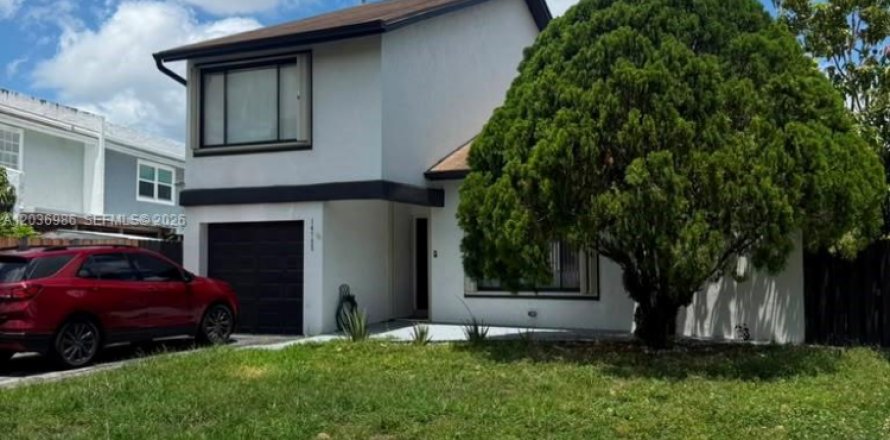 House in Miami, Florida 4 bedrooms, 142.88 sq.m. № 2154291