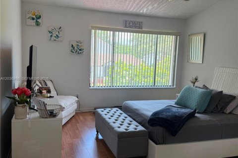 House in Miami, Florida 4 bedrooms, 142.88 sq.m. № 2154291 - photo 4