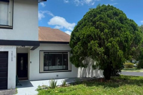 House in Miami, Florida 4 bedrooms, 142.88 sq.m. № 2154291 - photo 16