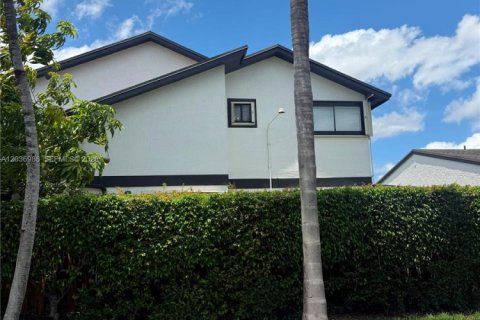 House in Miami, Florida 4 bedrooms, 142.88 sq.m. № 2154291 - photo 10