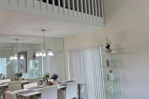House in Miami, Florida 4 bedrooms, 142.88 sq.m. № 2154291 - photo 6