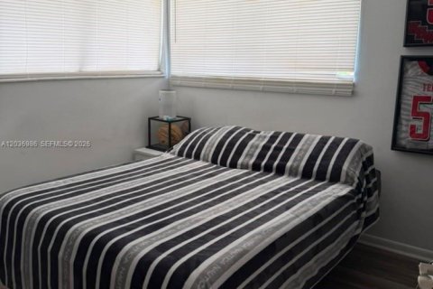 House in Miami, Florida 4 bedrooms, 142.88 sq.m. № 2154291 - photo 28