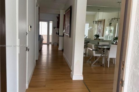 House in Miami, Florida 4 bedrooms, 142.88 sq.m. № 2154291 - photo 8