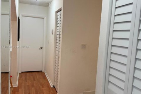 House in Miami, Florida 4 bedrooms, 142.88 sq.m. № 2154291 - photo 9