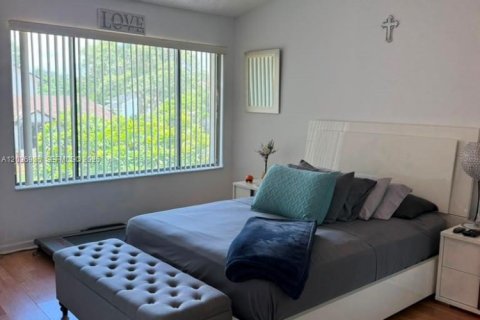 House in Miami, Florida 4 bedrooms, 142.88 sq.m. № 2154291 - photo 14