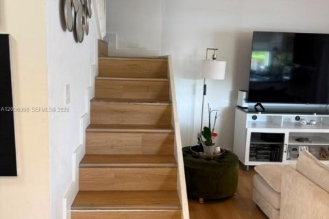House in Miami, Florida 4 bedrooms, 142.88 sq.m. № 2154291 - photo 2