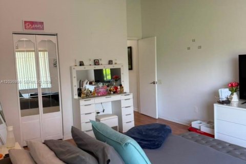 House in Miami, Florida 4 bedrooms, 142.88 sq.m. № 2154291 - photo 25
