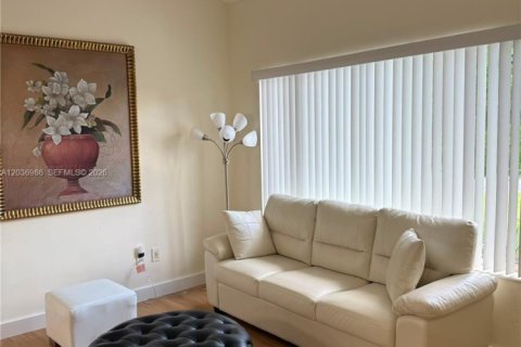 House in Miami, Florida 4 bedrooms, 142.88 sq.m. № 2154291 - photo 5