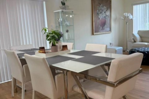 House in Miami, Florida 4 bedrooms, 142.88 sq.m. № 2154291 - photo 30