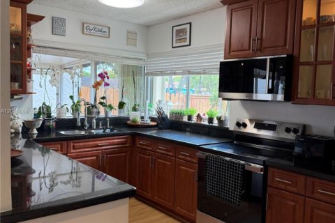 House in Miami, Florida 4 bedrooms, 142.88 sq.m. № 2154291 - photo 12