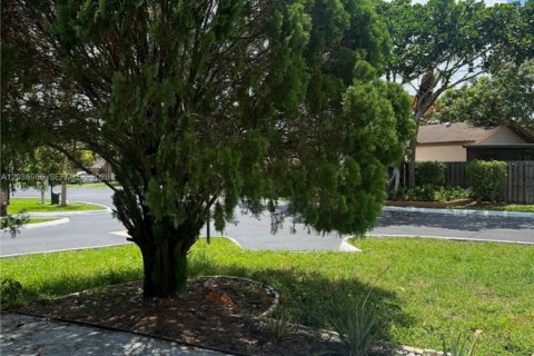House in Miami, Florida 4 bedrooms, 142.88 sq.m. № 2154291 - photo 17