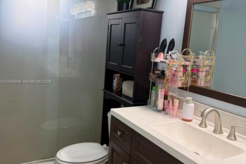 House in Miami, Florida 4 bedrooms, 142.88 sq.m. № 2154291 - photo 29