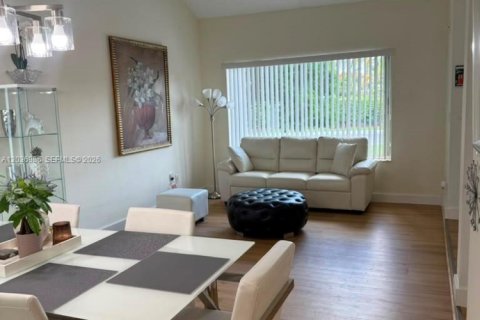 House in Miami, Florida 4 bedrooms, 142.88 sq.m. № 2154291 - photo 20