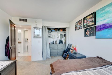 Condo in West Palm Beach, Florida, 3 bedrooms  № 2241933 - photo 16