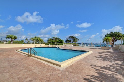 Condo in West Palm Beach, Florida, 3 bedrooms  № 2241933 - photo 18