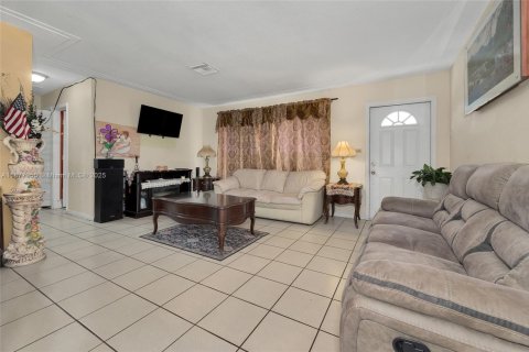 House in Margate, Florida 2 bedrooms, 105.35 sq.m. № 1922865 - photo 7