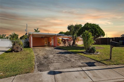 House in Margate, Florida 2 bedrooms, 105.35 sq.m. № 1922865 - photo 1