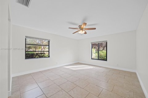 House in Coral Springs, Florida 4 bedrooms, 189.43 sq.m. № 2061246 - photo 15