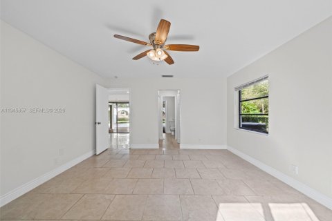 House in Coral Springs, Florida 4 bedrooms, 189.43 sq.m. № 2061246 - photo 16
