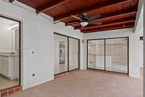 House in Coral Springs, Florida 4 bedrooms, 189.43 sq.m. № 2061246 - photo 22