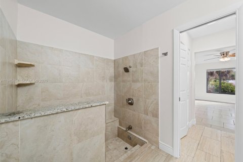 House in Coral Springs, Florida 4 bedrooms, 189.43 sq.m. № 2061246 - photo 24