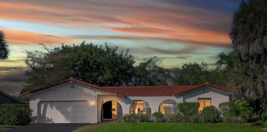 House in Coral Springs, Florida 4 bedrooms, 189.43 sq.m. № 2061246