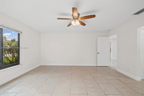 House in Coral Springs, Florida 4 bedrooms, 189.43 sq.m. № 2061246 - photo 28