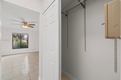 House in Coral Springs, Florida 4 bedrooms, 189.43 sq.m. № 2061246 - photo 26