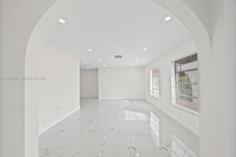 House in Coral Springs, Florida 4 bedrooms, 189.43 sq.m. № 2061246 - photo 11