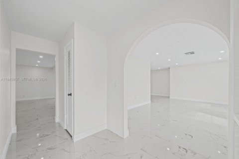 House in Coral Springs, Florida 4 bedrooms, 189.43 sq.m. № 2061246 - photo 10