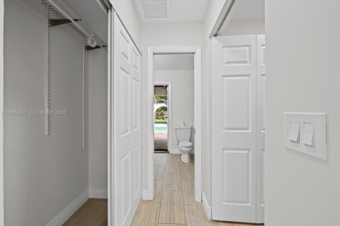 House in Coral Springs, Florida 4 bedrooms, 189.43 sq.m. № 2061246 - photo 17