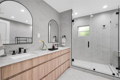 Casa en venta en Bal Harbour, Florida, 3 dormitorios, 349.68 m2 № 2082543 - foto 13